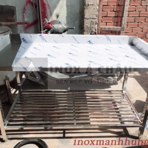 Bàn inox 1 tầng có gáy L, có sàn chân